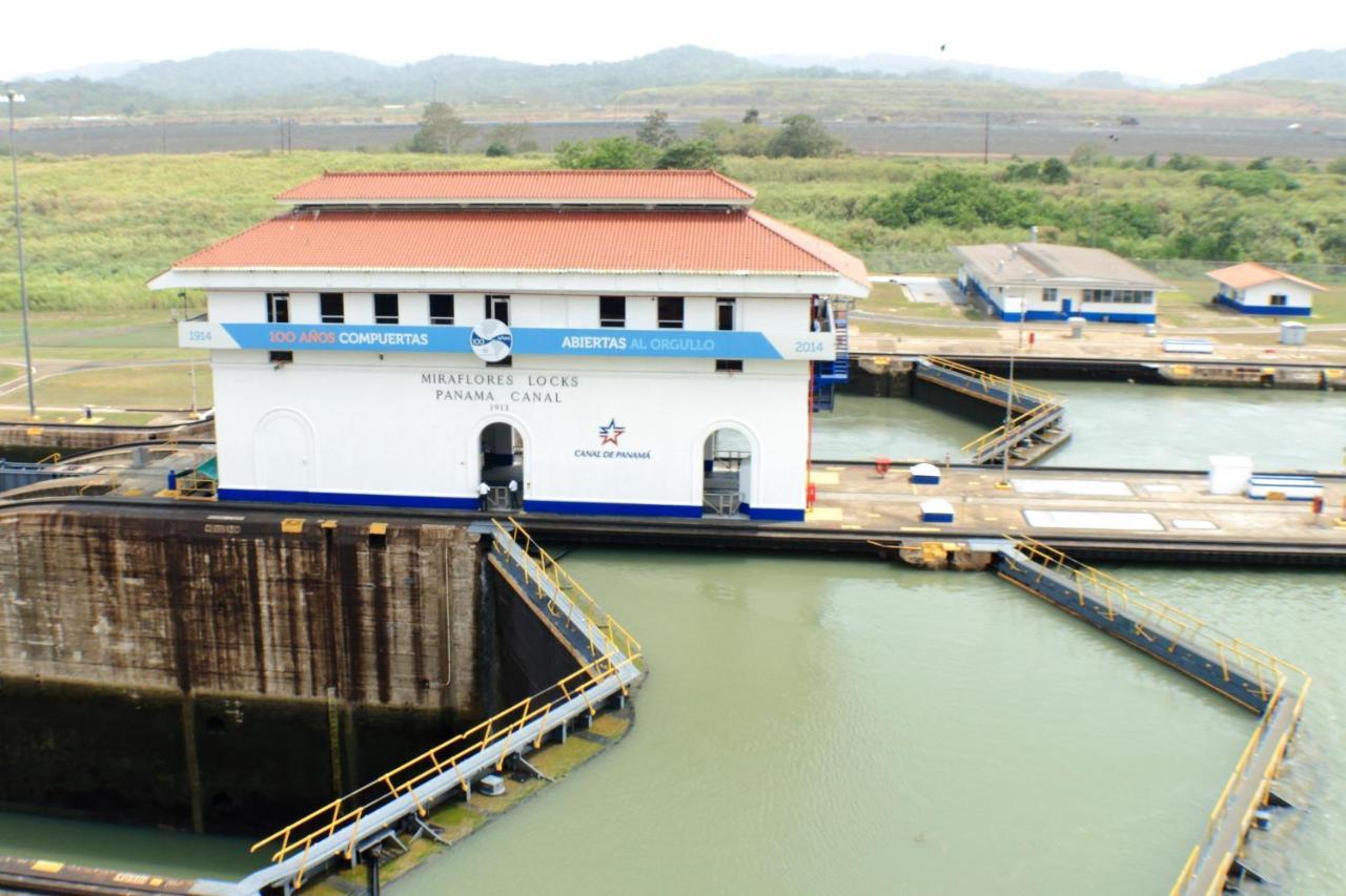 Central Hotel Panama Casco Viejo Exterior photo Control house at Mira Flores Locks